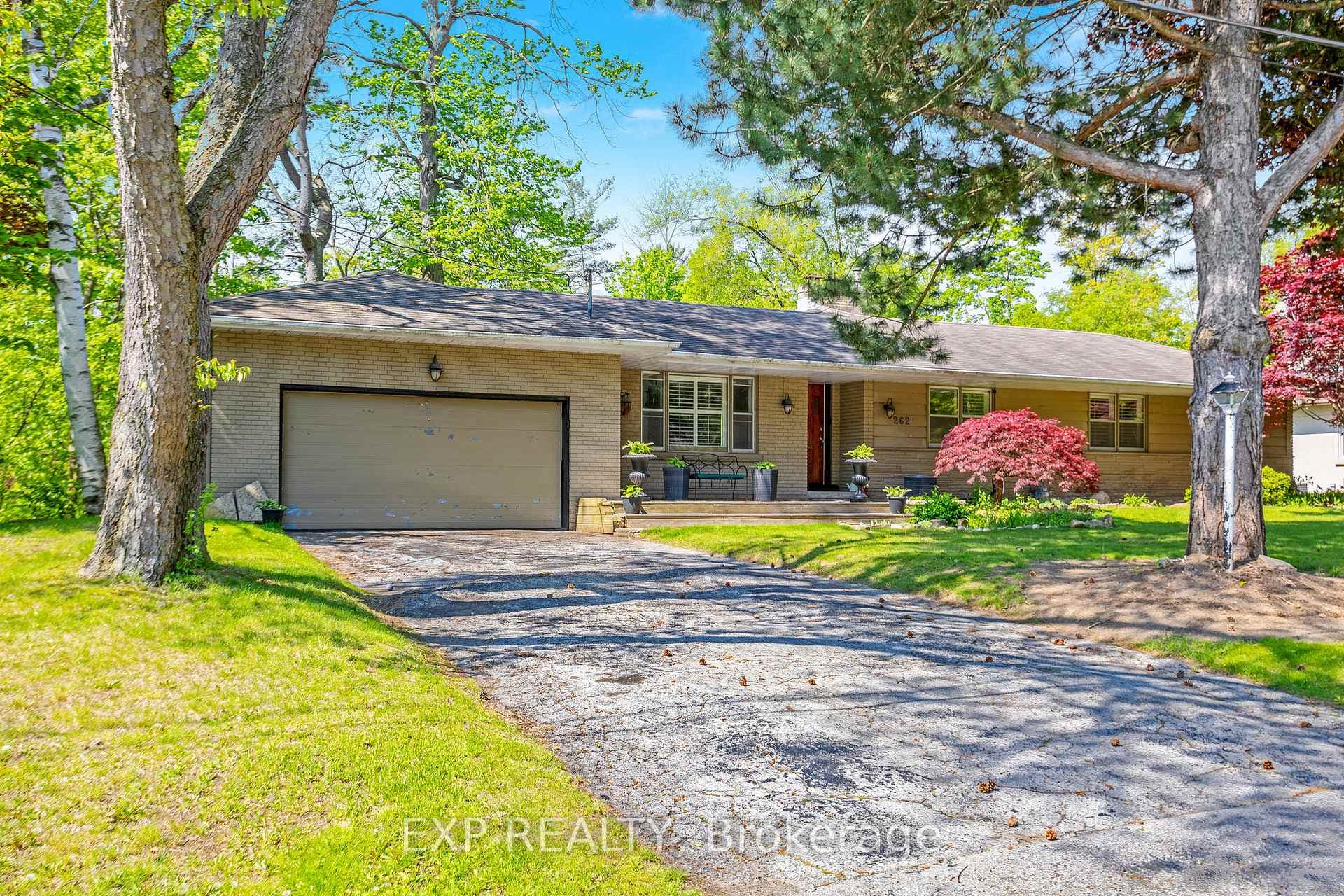 262 Alscot Crescent photo 4