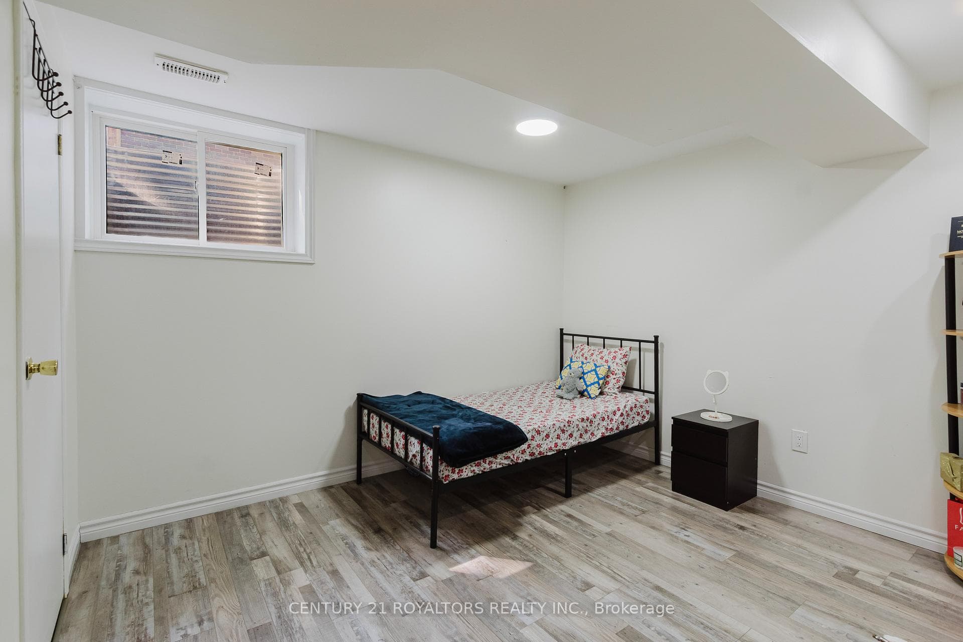 674 CHIDDINGTON Avenue photo 25