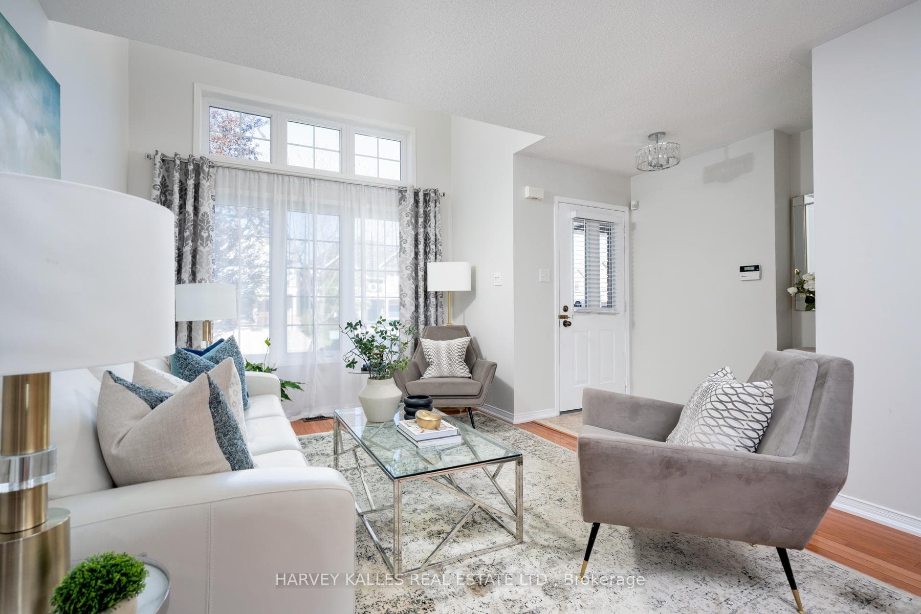Living & Foyer