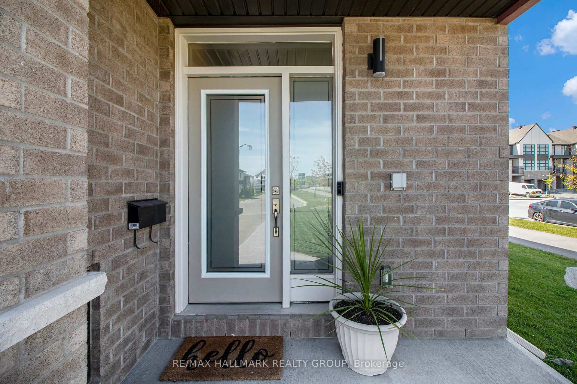754 Cairn Crescent photo 6