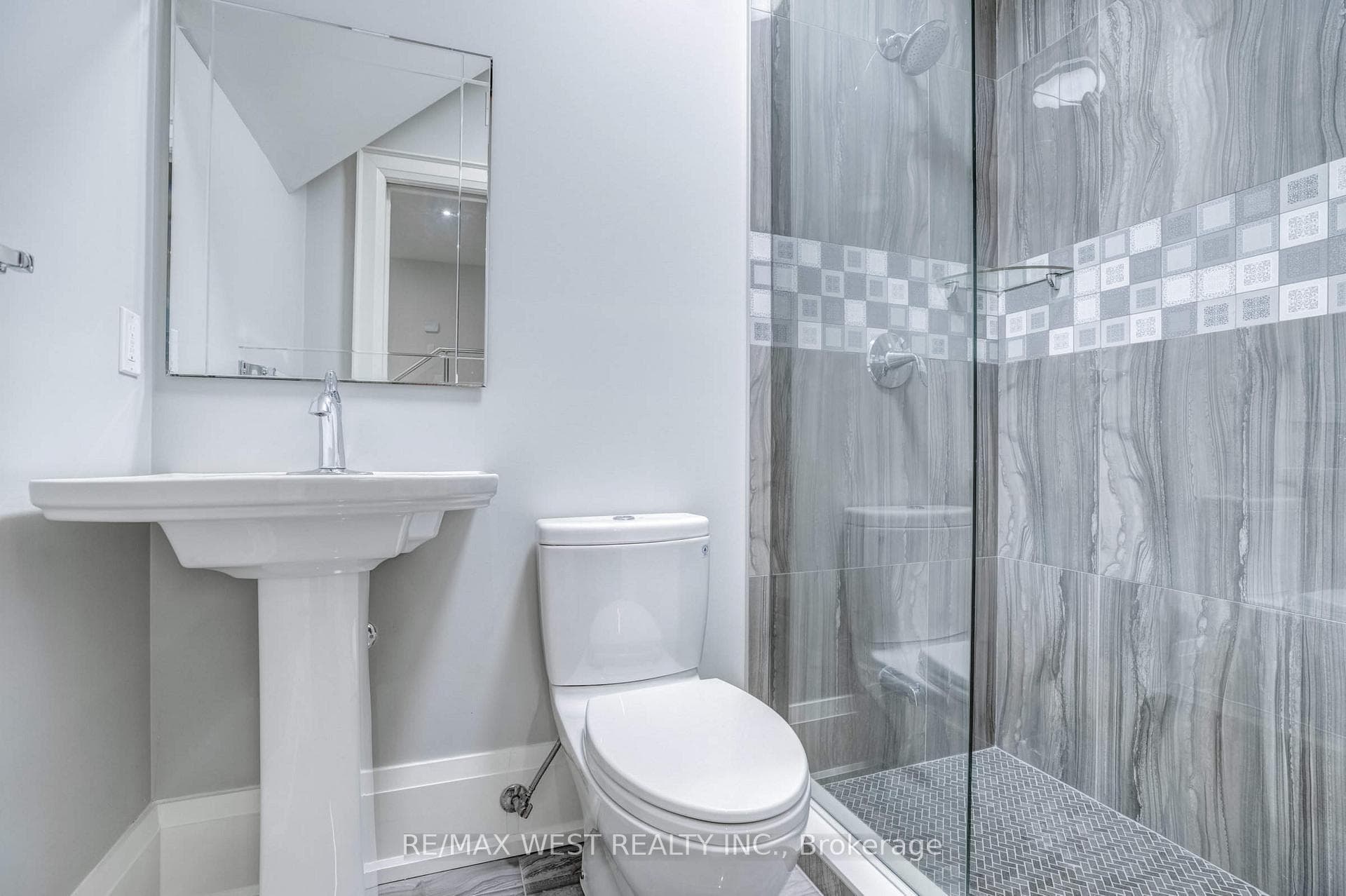352B Lawrence Avenue photo 17
