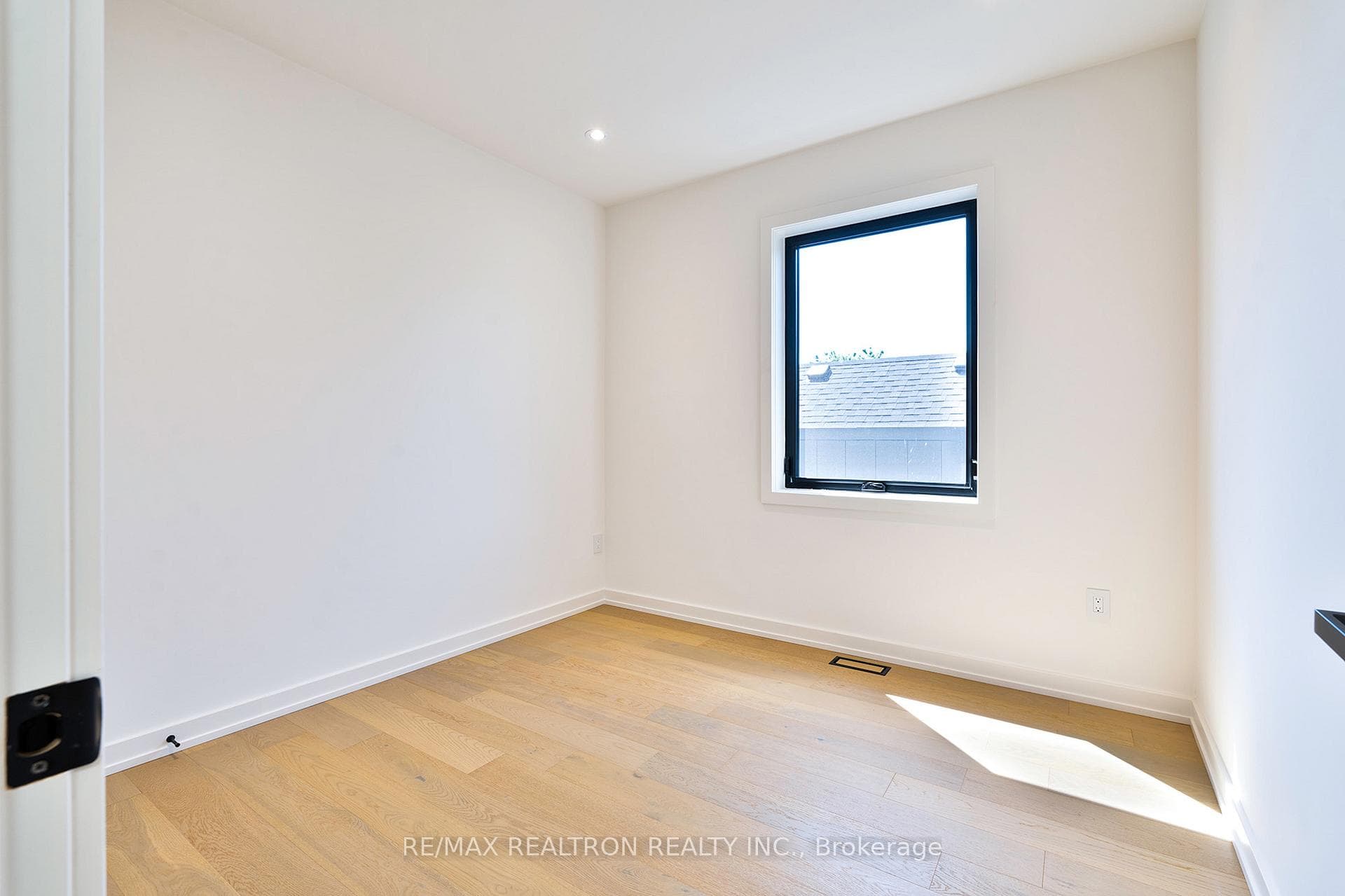 53 alameda Avenue Unit Second photo 32