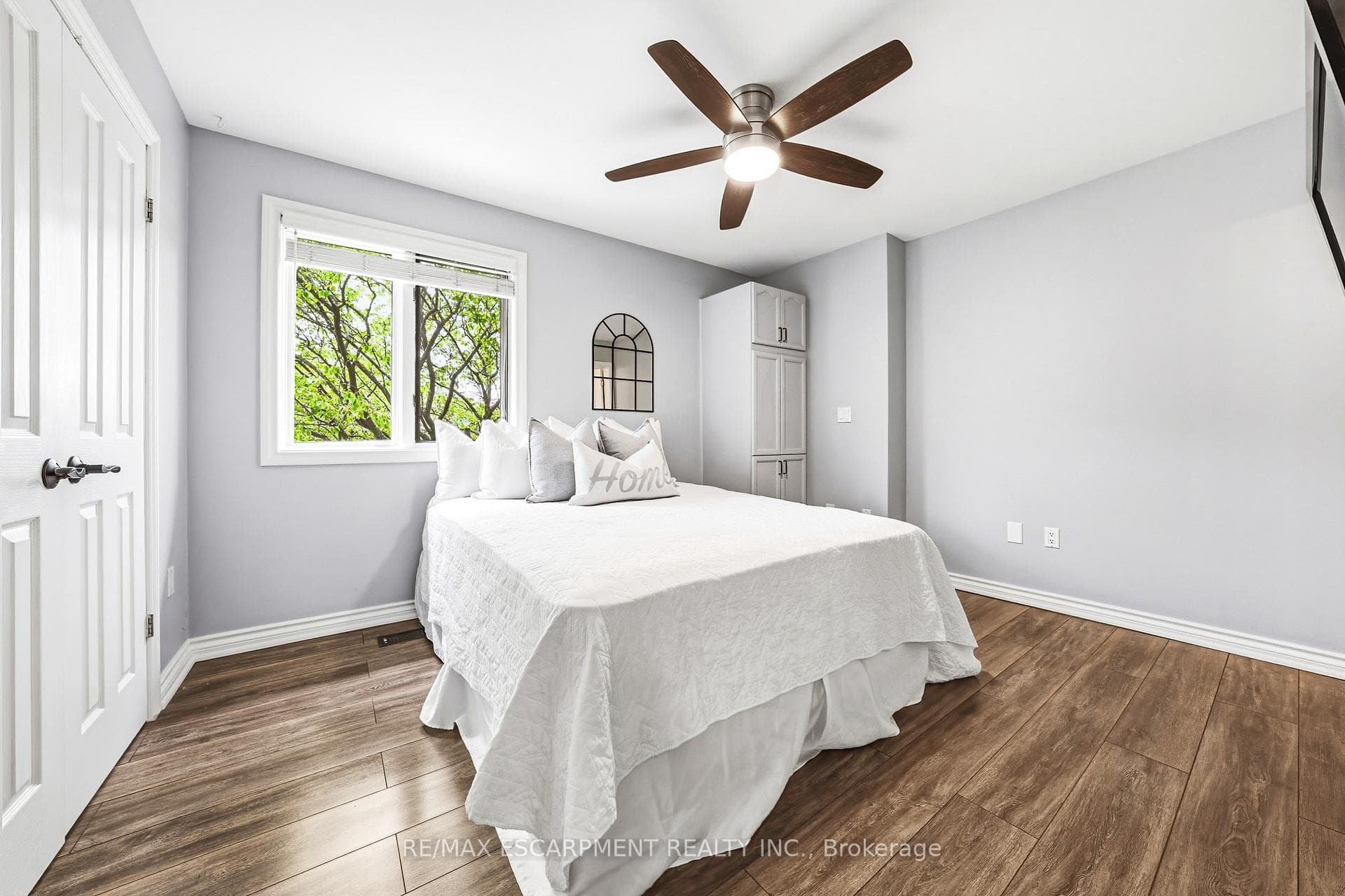 301 Parkwood Crescent photo 19