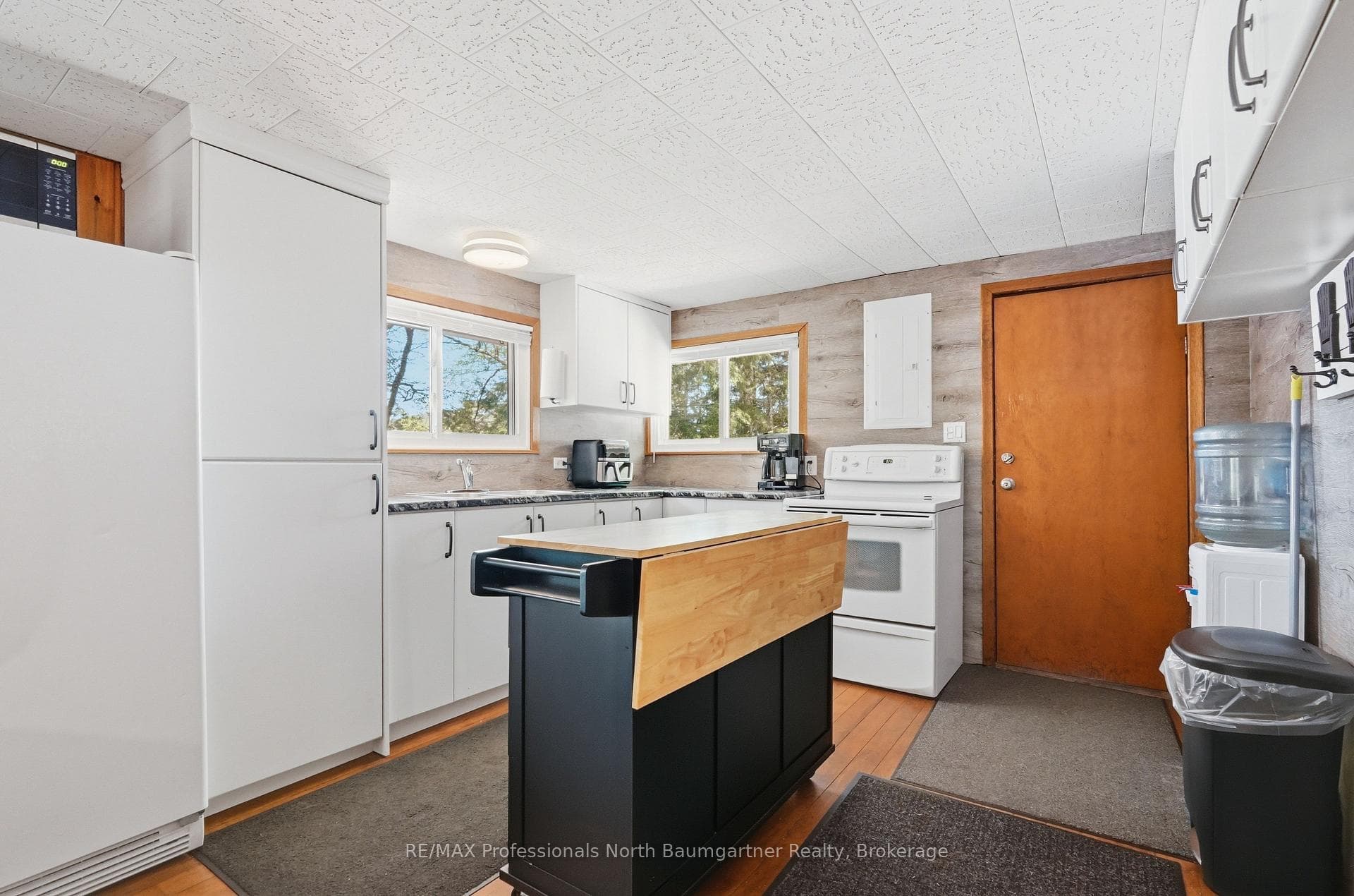 1111 Corylus Lane photo 4