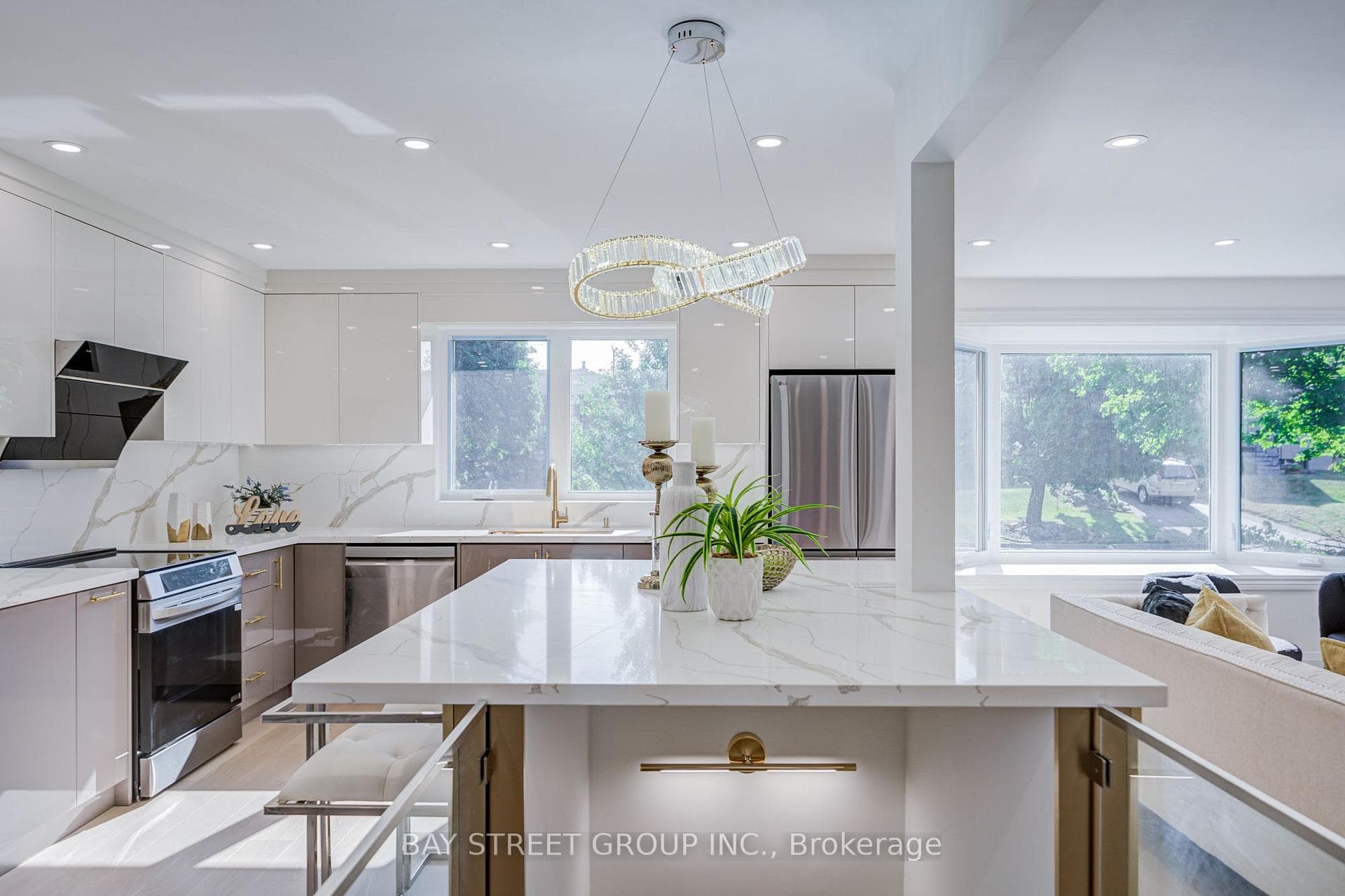 60 Warner Avenue photo 18