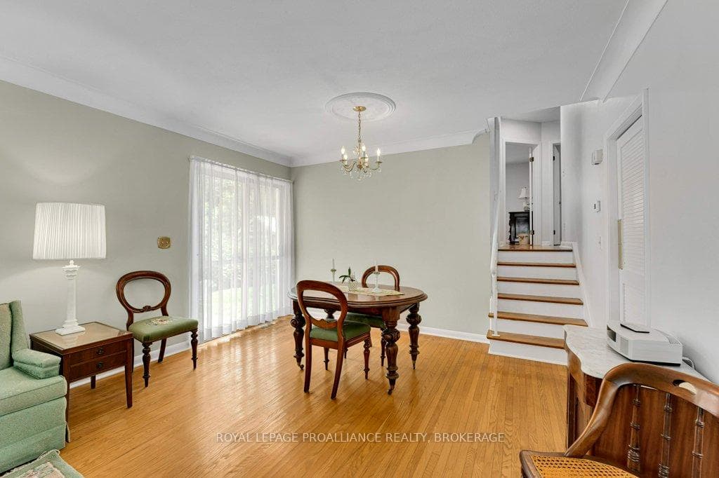 148 Campbell Crescent photo 7
