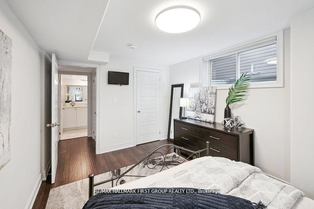 8 Bridges Boulevard photo 39