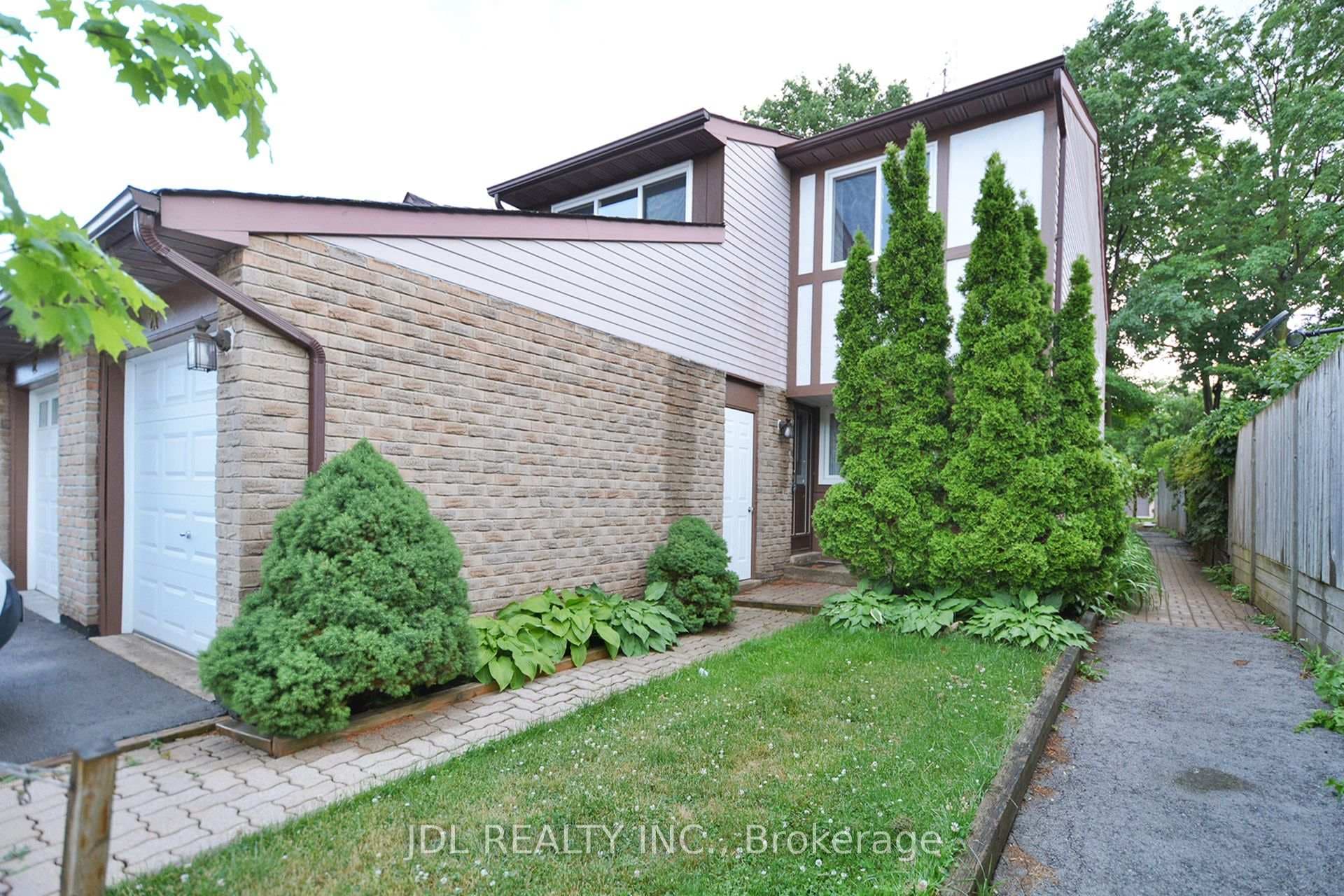 1550 Grosvenor Street Unit 21 photo 2
