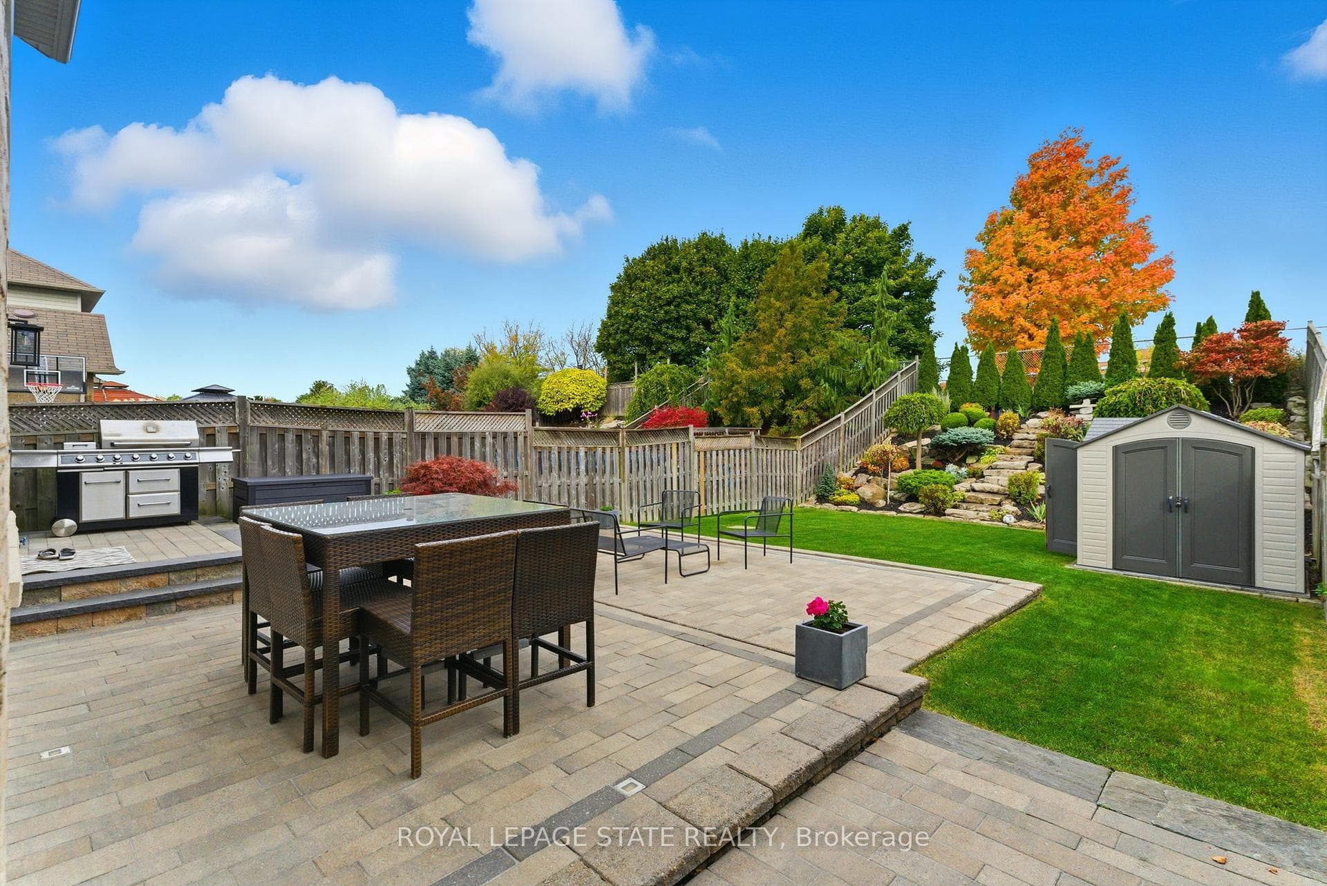 198 Springvalley Crescent photo 32