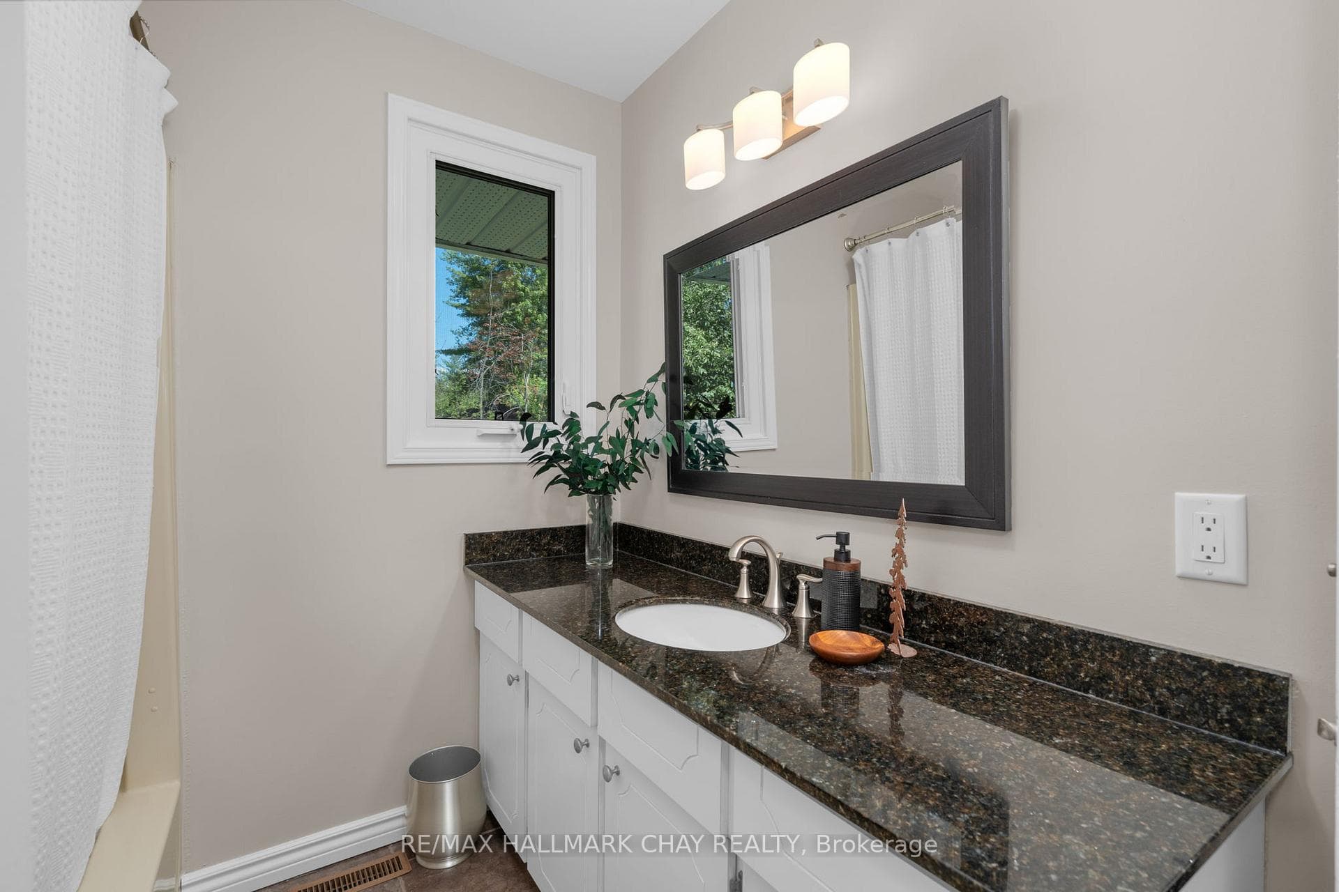 44 Lakeshore Road photo 15