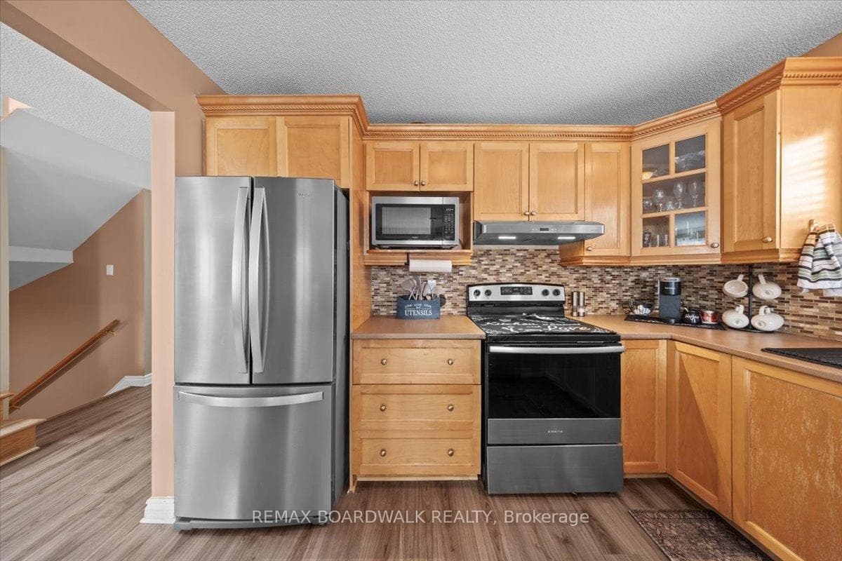 2285 Cecile Crescent photo 16