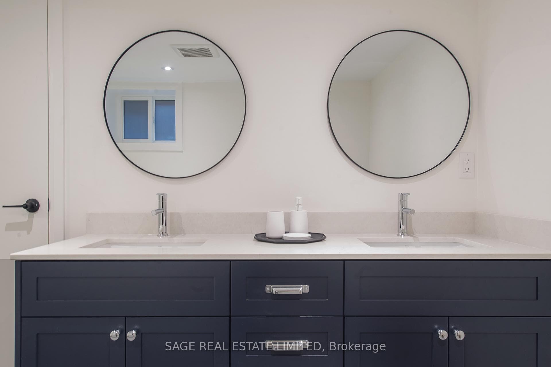 1 Ronan Avenue photo 32