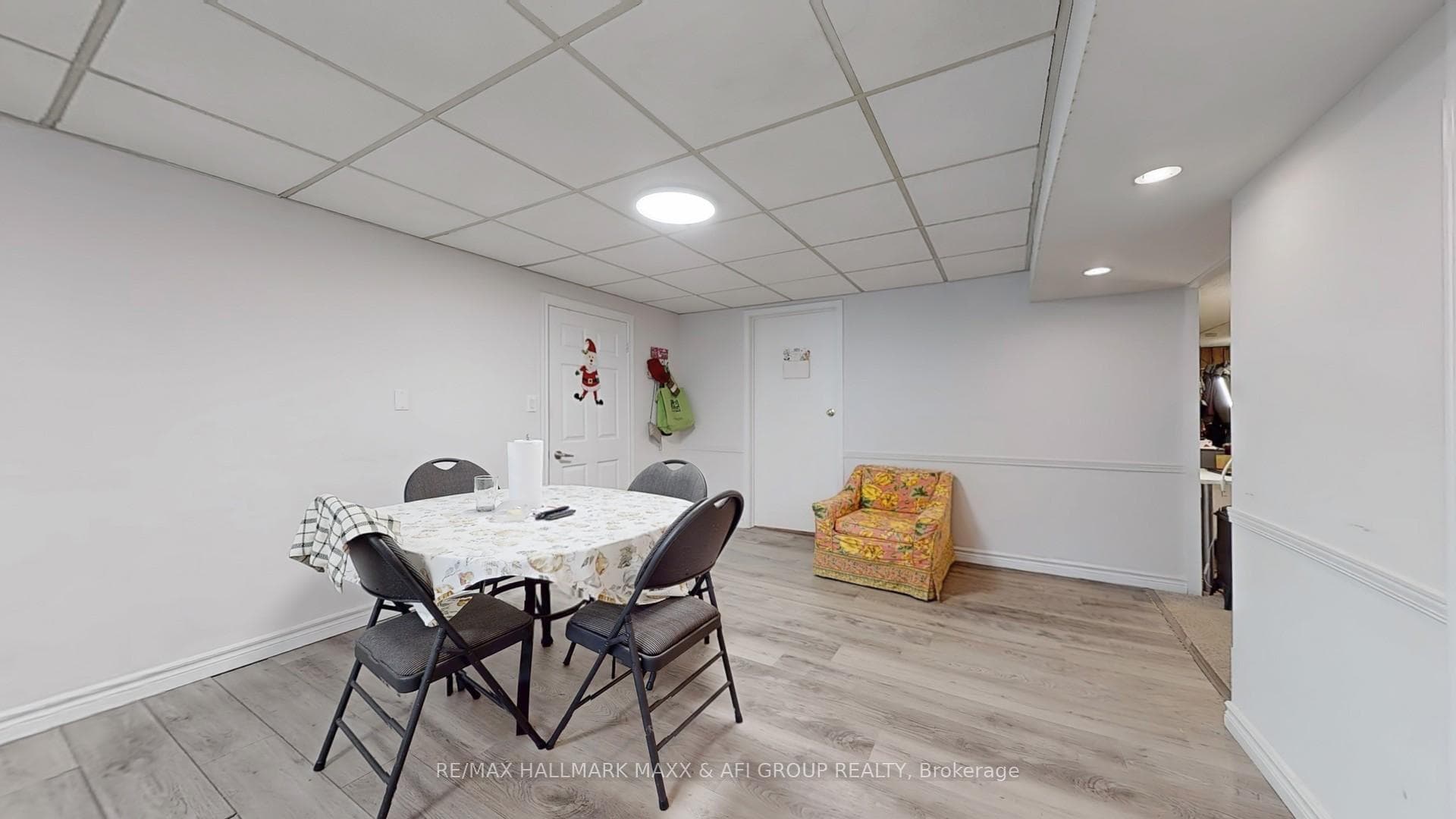 1007 Earl Crescent photo 36