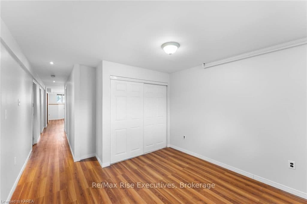 900 UXBRIDGE Crescent photo 25