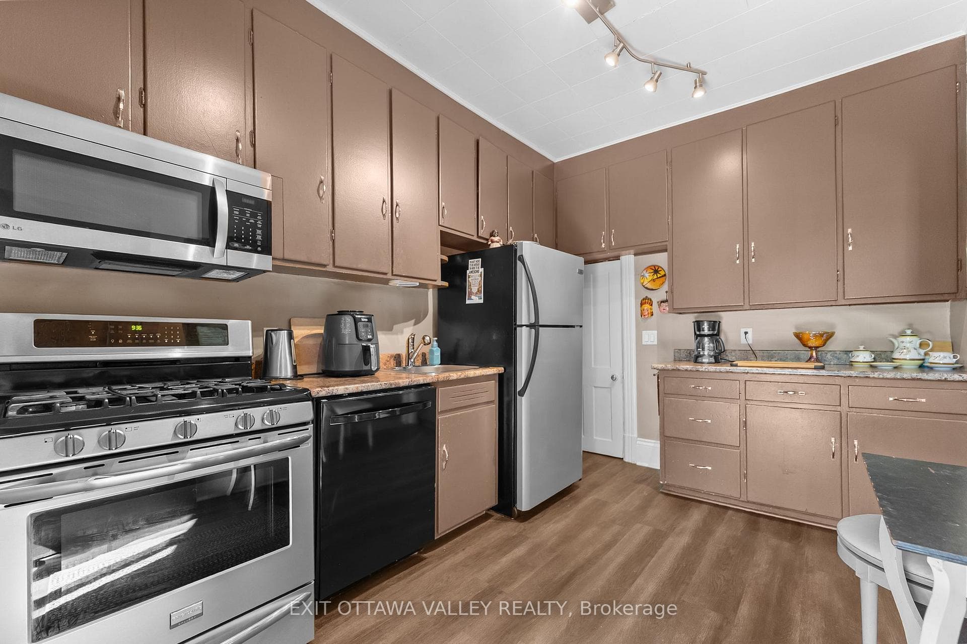 Kitchen in unit 283