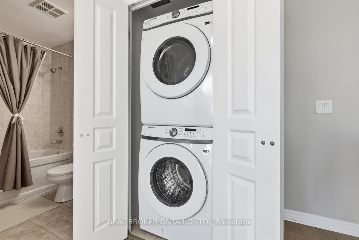 220 Burnhamthorpe Road Unit 903 photo 18