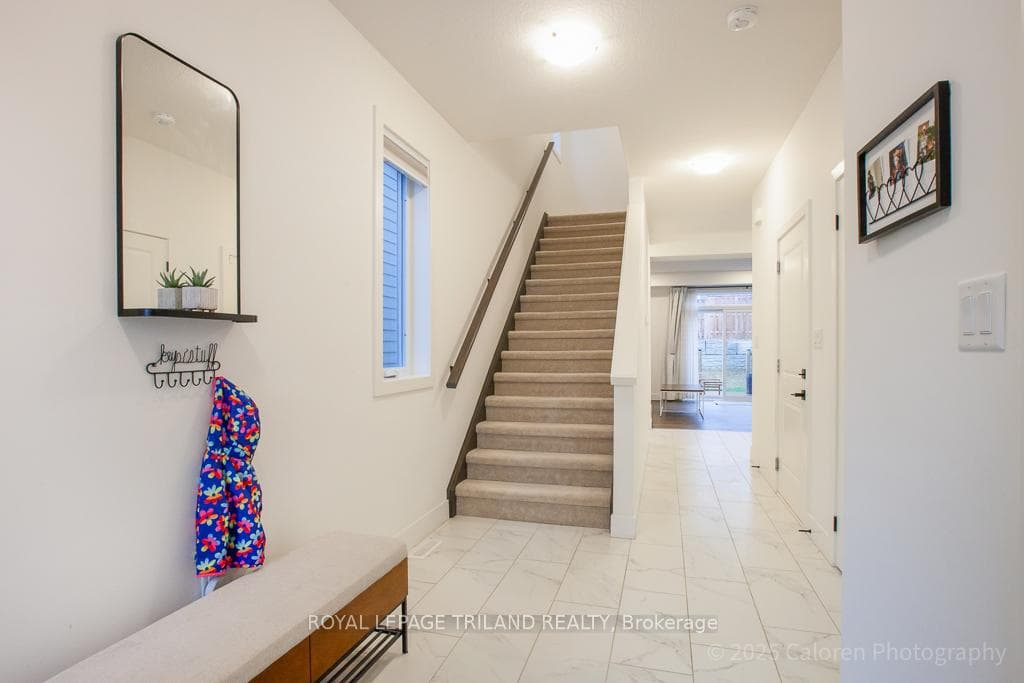 949 DEVERON Crescent photo 7