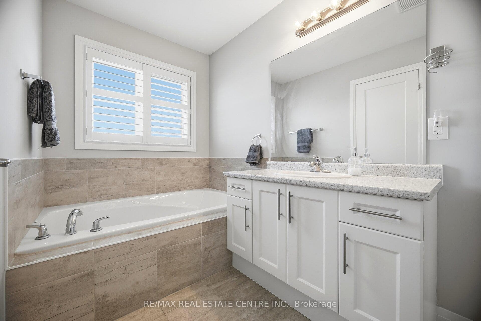 4 Laguna Village Crescent photo 32