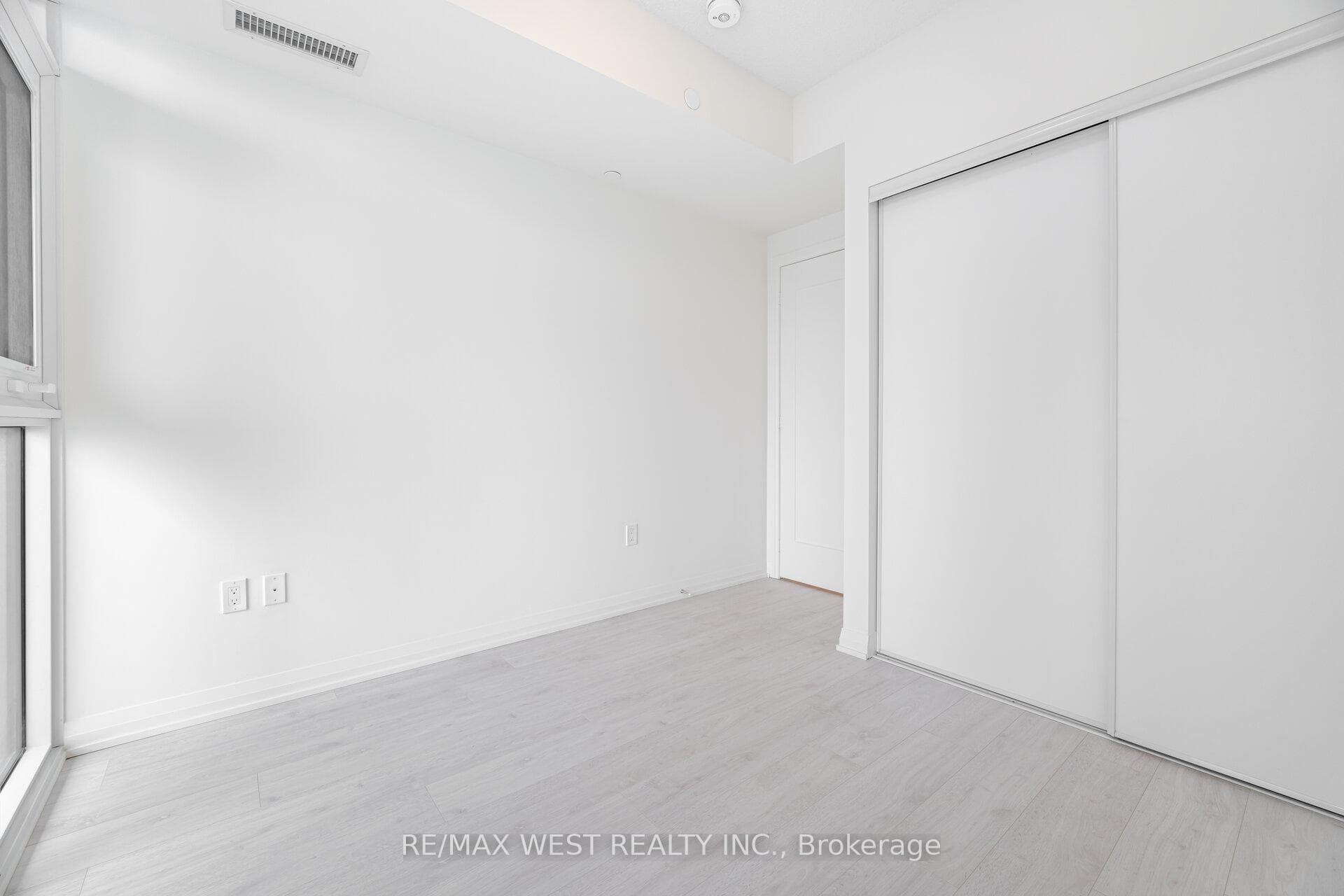 8960 Jane Street Unit 2201 photo 34