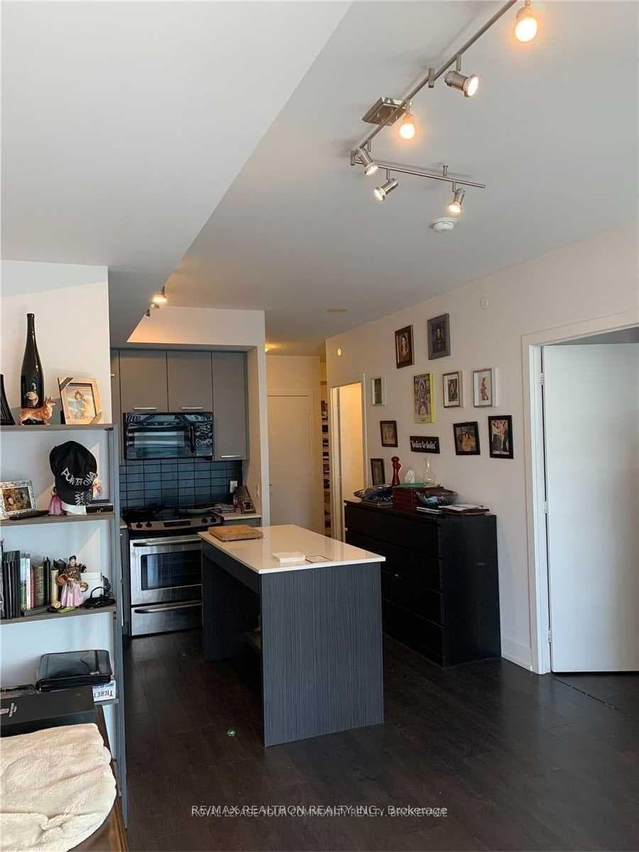 9471 Yonge Street Unit 1511 photo 6