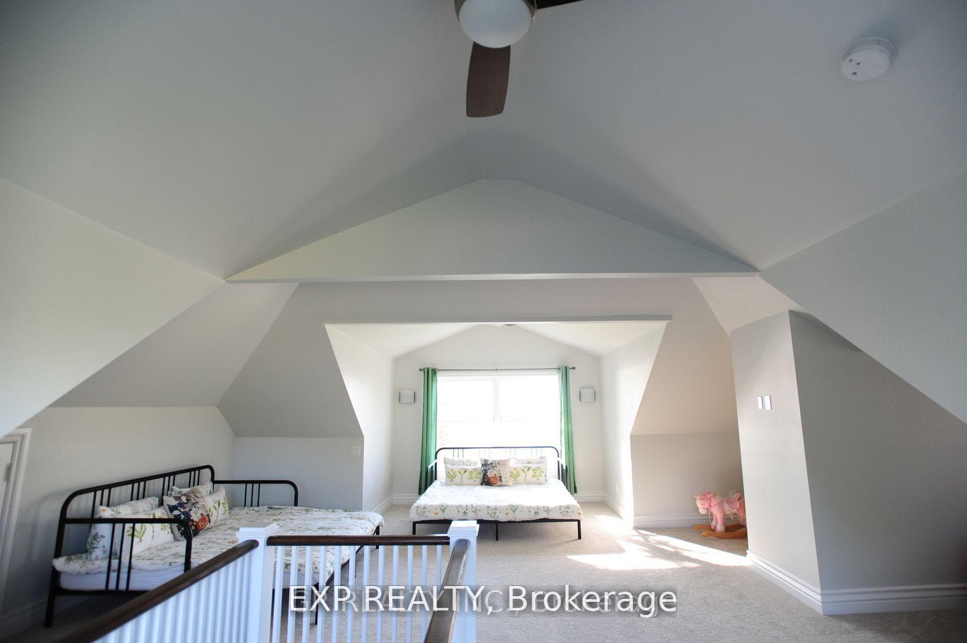 212 Cameron Crescent photo 16