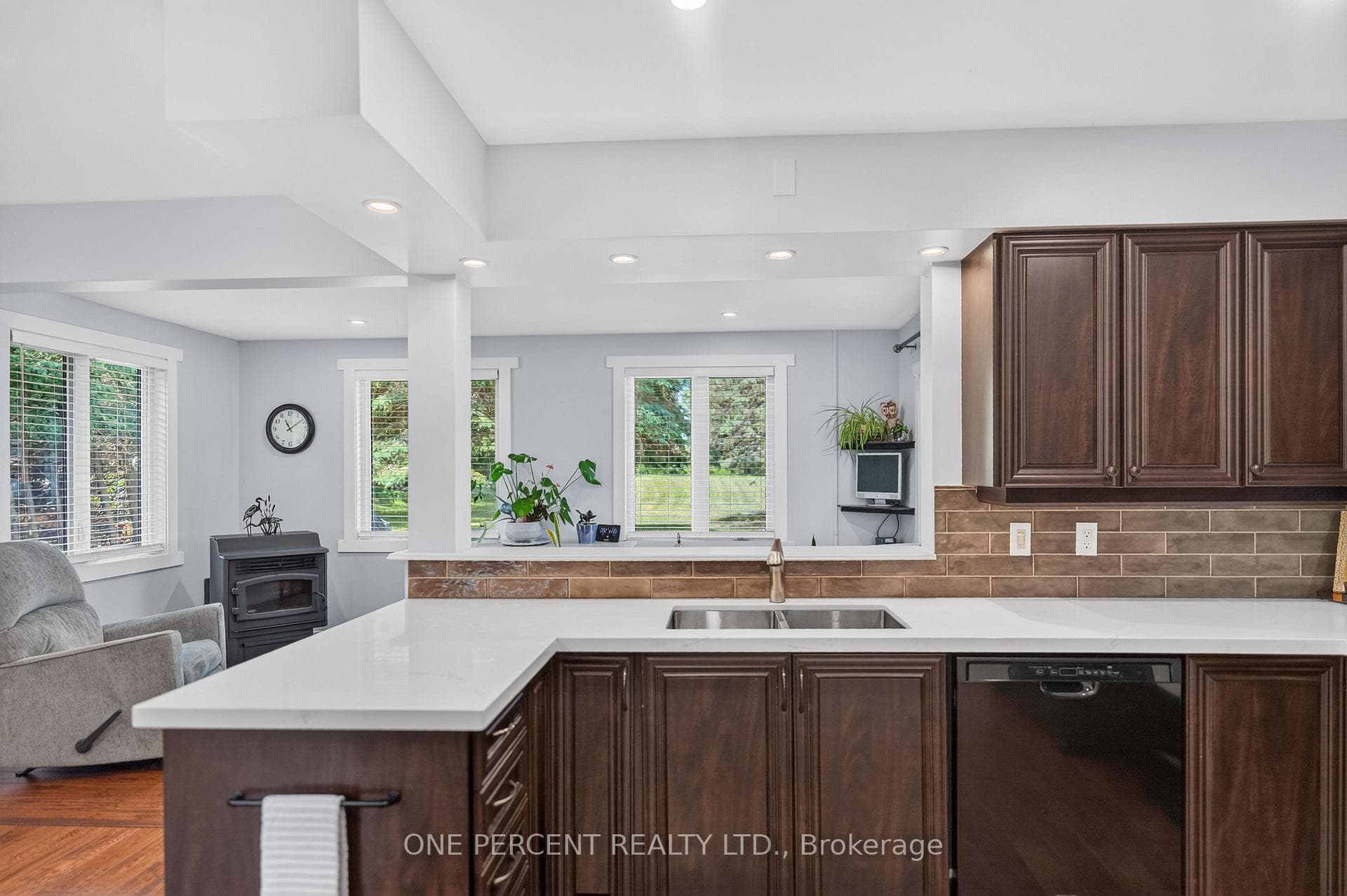 412 MANITOBA Street photo 15