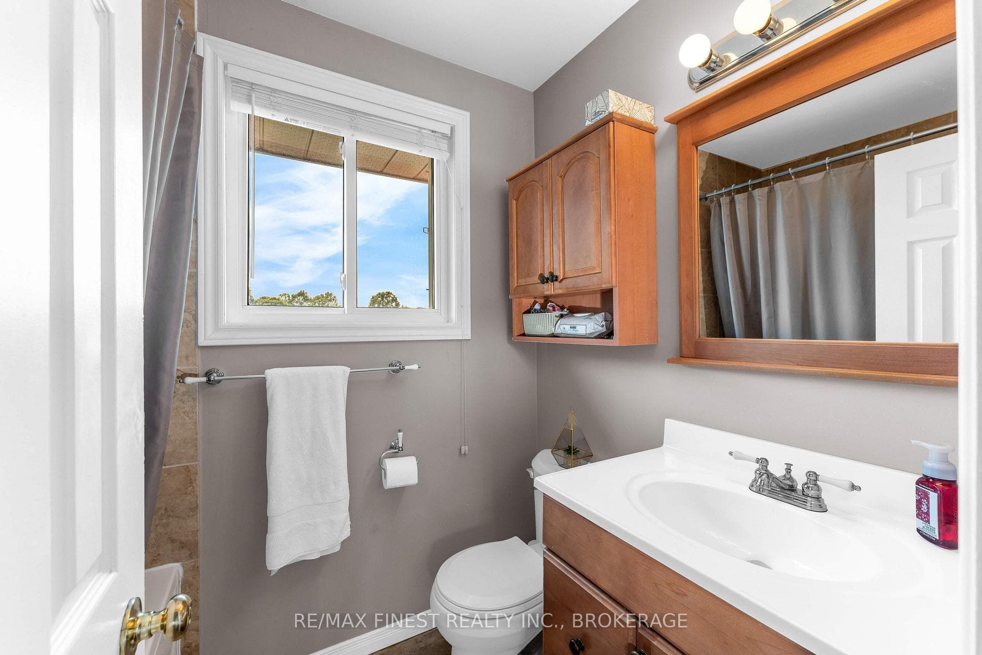 943 Newhall Drive photo 26