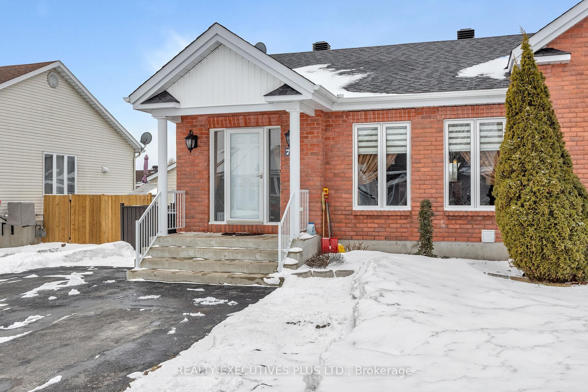 77 Richard Street photo 2