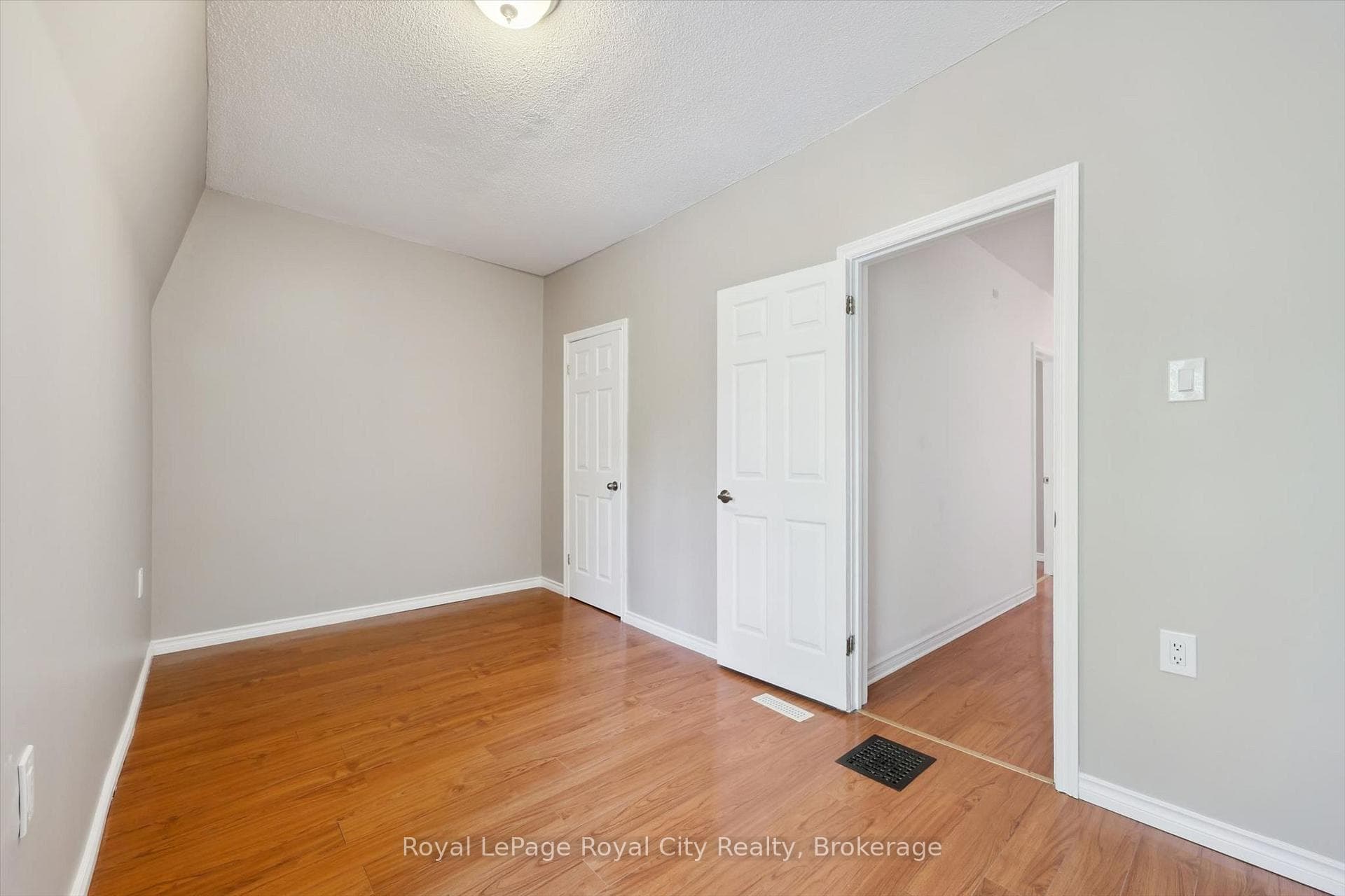90 Neeve Street photo 27