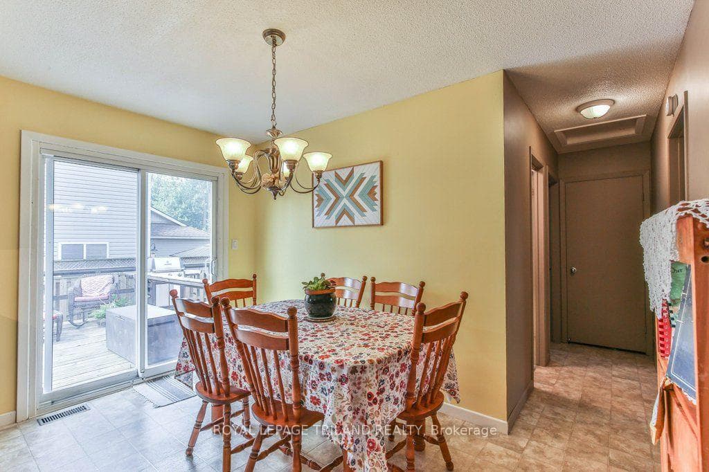 425 QUEEN Street photo 16