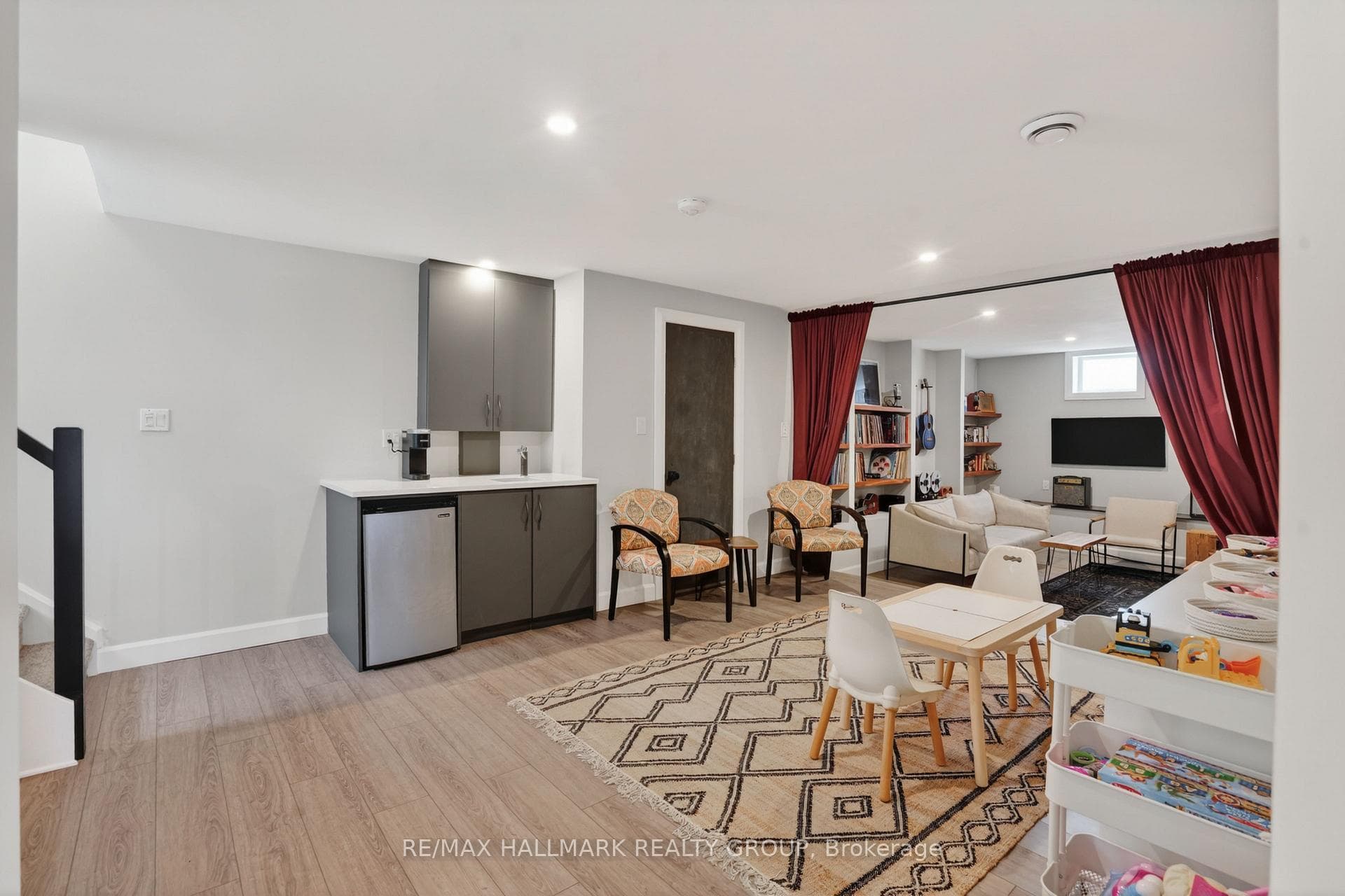 1583 MAXIME Street photo 23