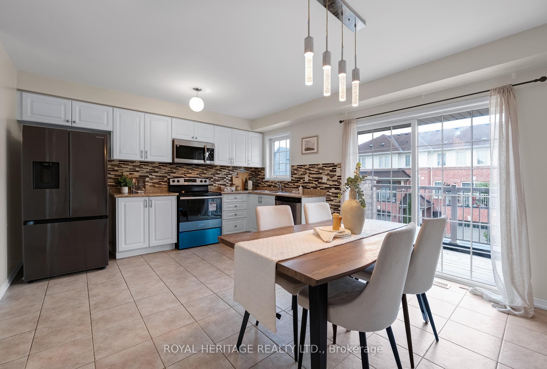 497 Rossland Road photo 11