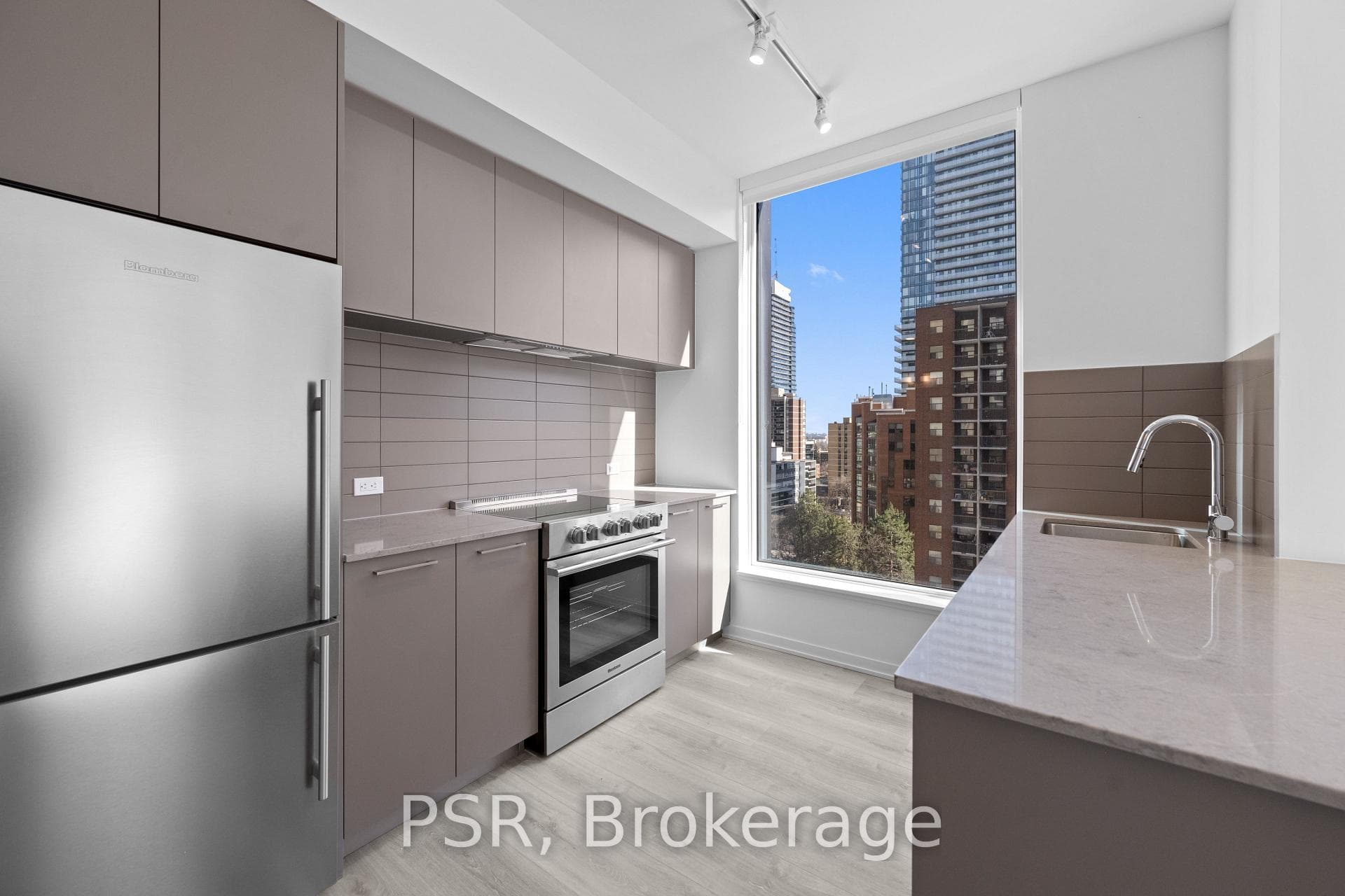 101 Roehampton Avenue Unit 908 photo 3