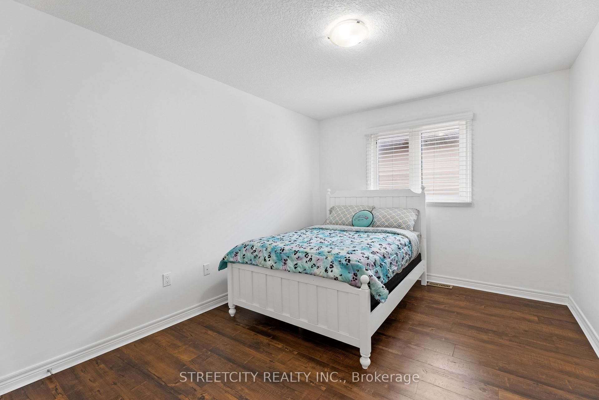 689 SPRINGWOOD Crescent photo 34