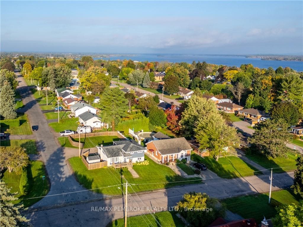 256 CLEMOW Avenue photo 3