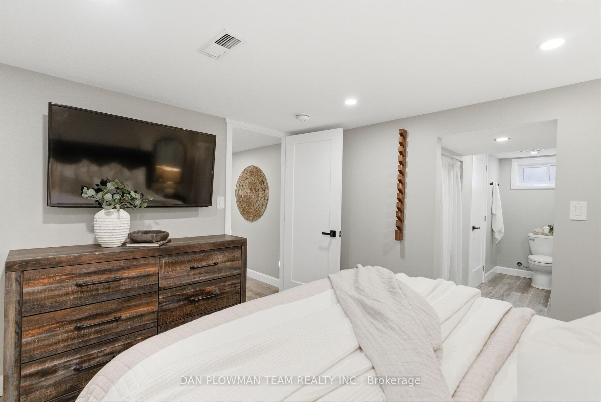 156 Spencer Street photo 29