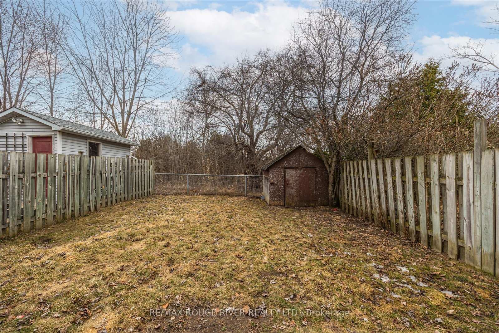 817 Bennett Crescent photo 45