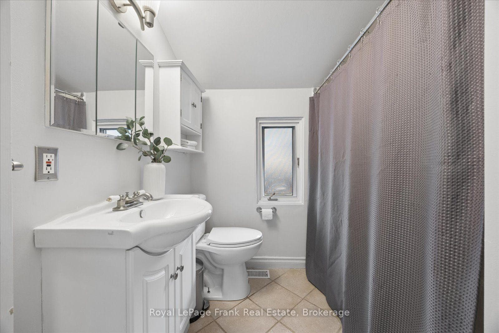 4pc Bathroom on the 2nd Level