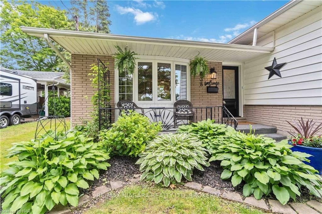 6638 ARGYLL Crescent photo 3