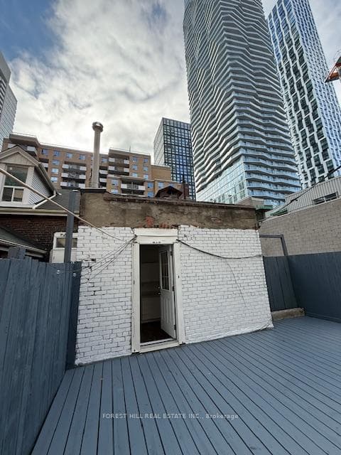 132 Dundas Street Unit Upper photo 2