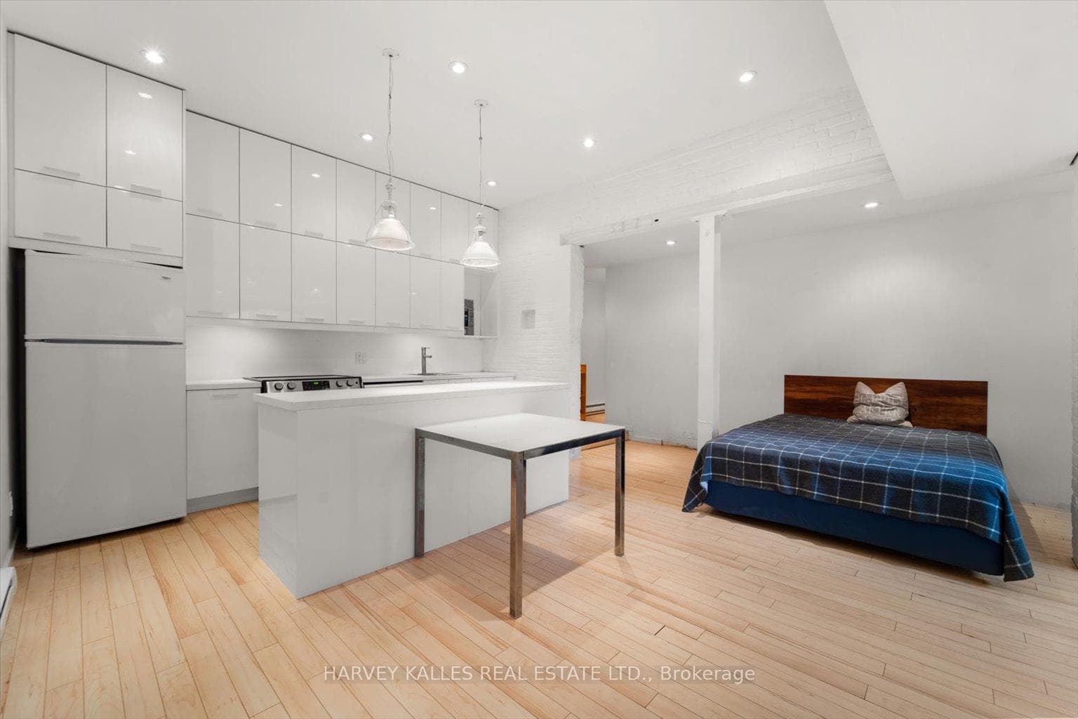 692 Richmond Street photo 32