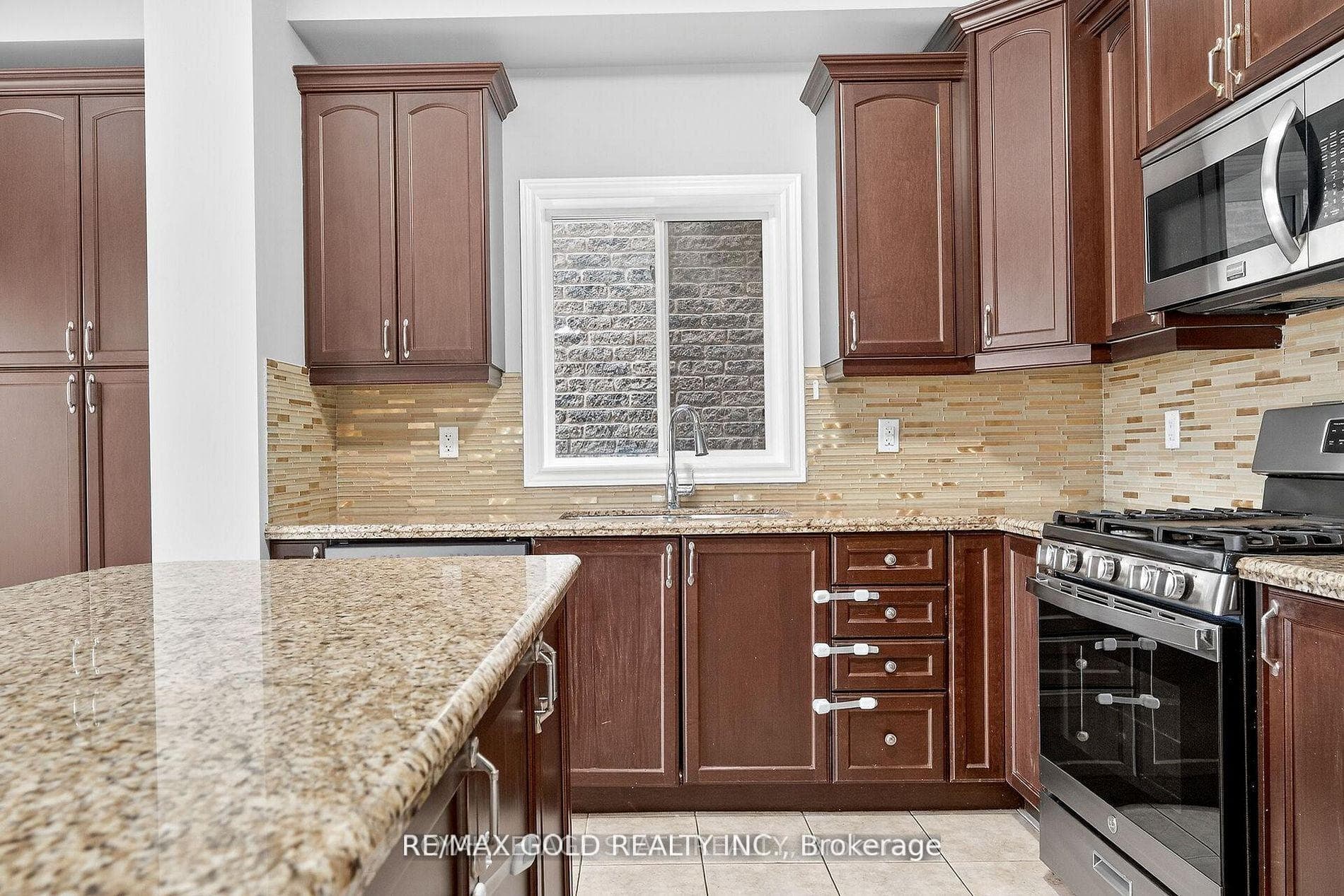61 Irwin Avenue photo 9