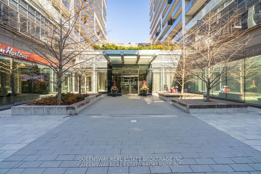 Lobby Entrance Facing King St W