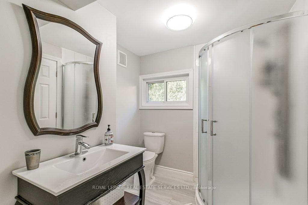 2489 Yarmouth Crescent photo 25