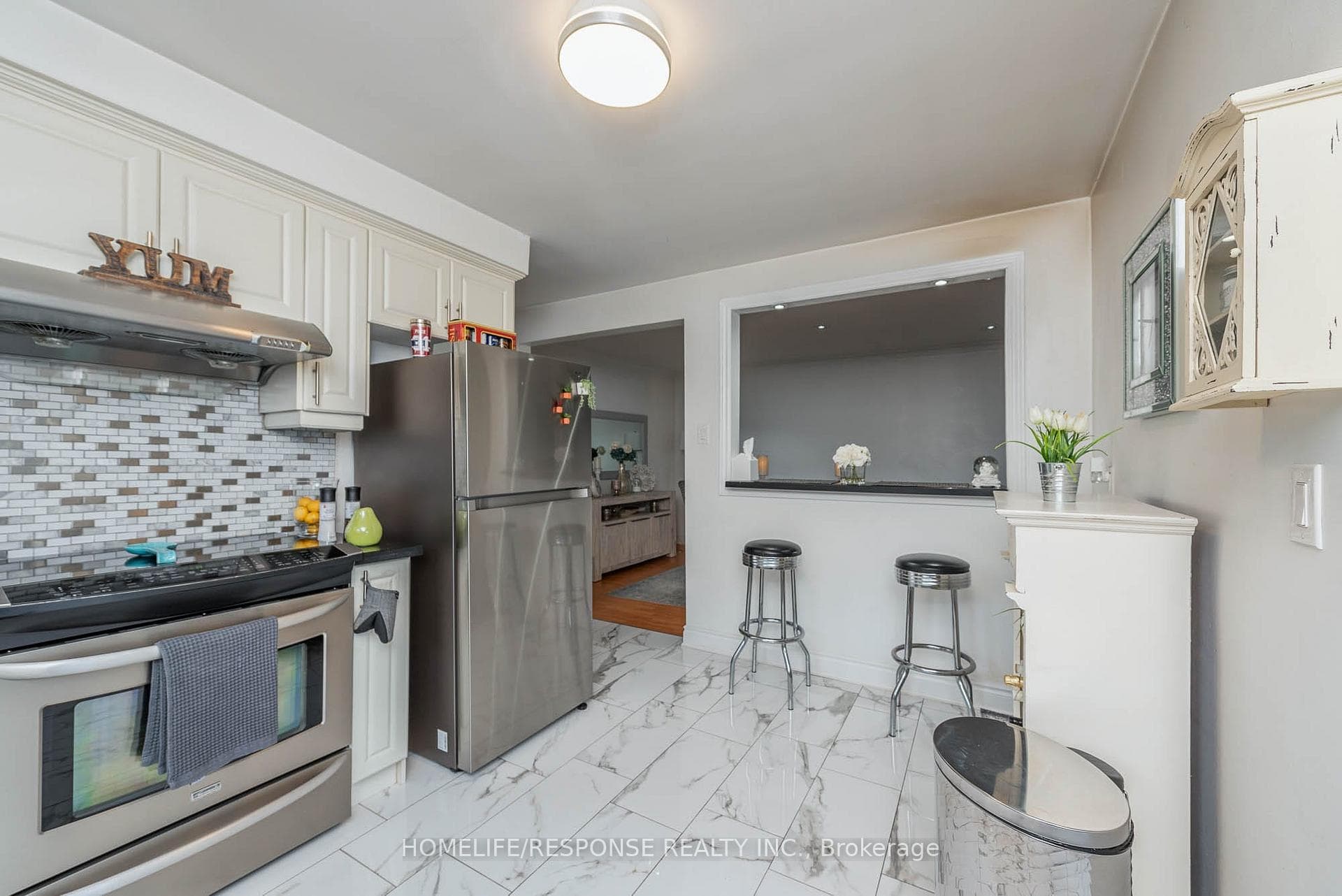 98 Dellbrook Crescent photo 5