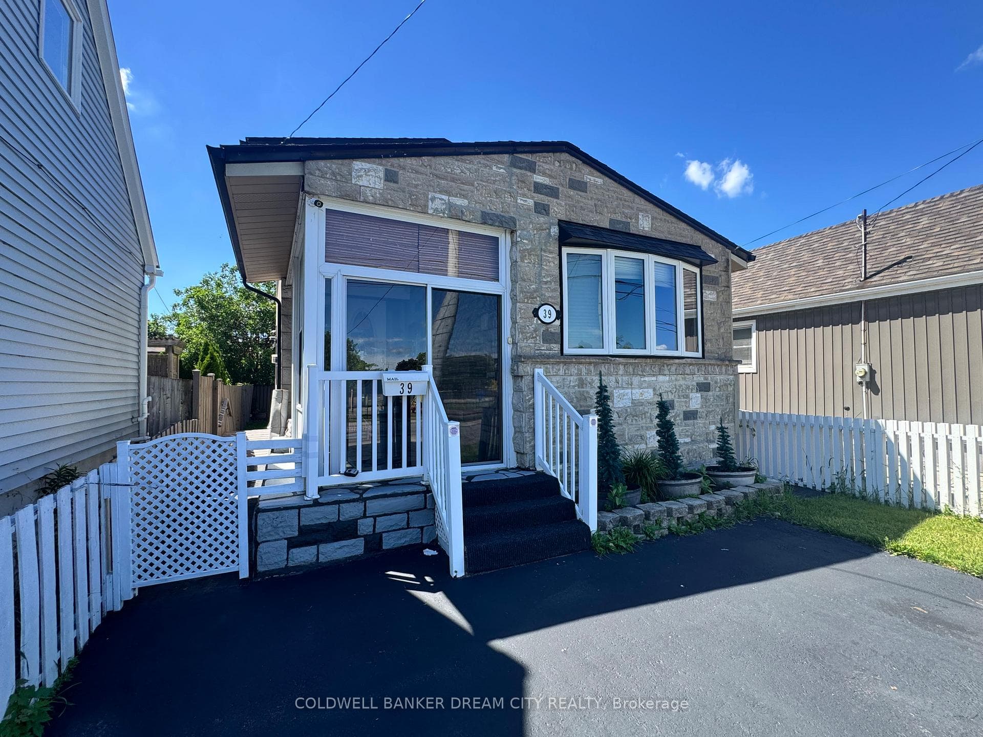 39 Reid Avenue photo 2