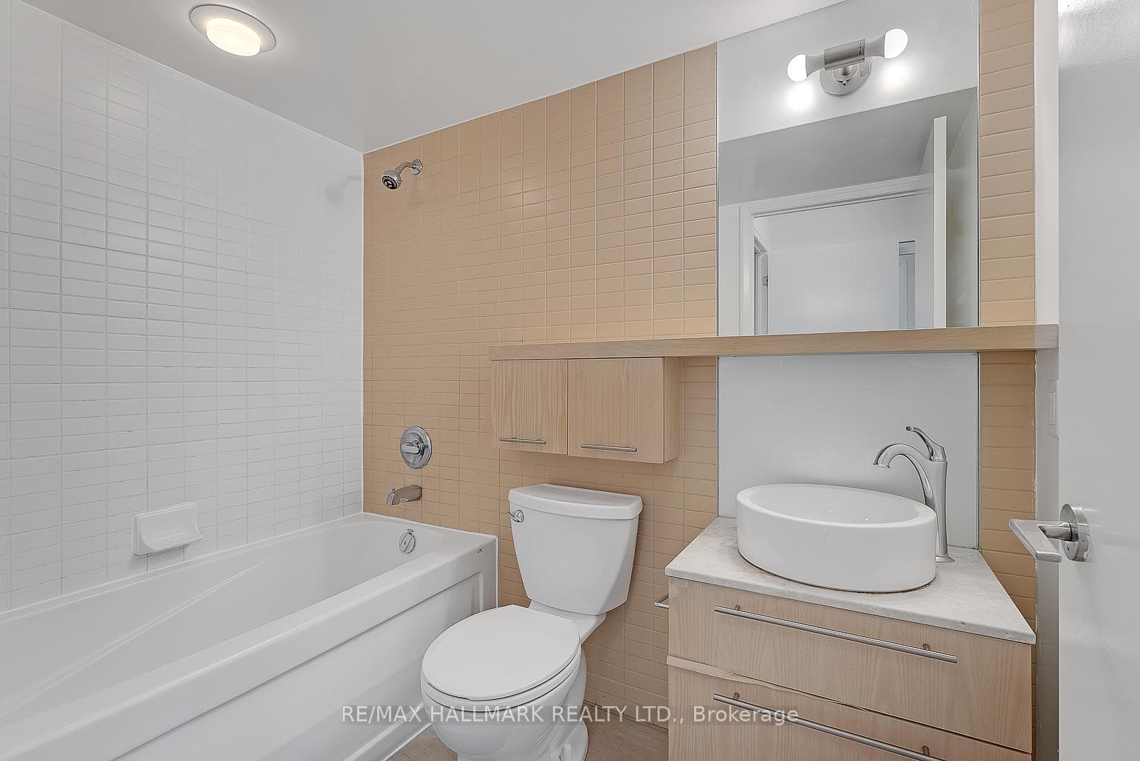 21 Carlton Street Unit 1405 photo 10