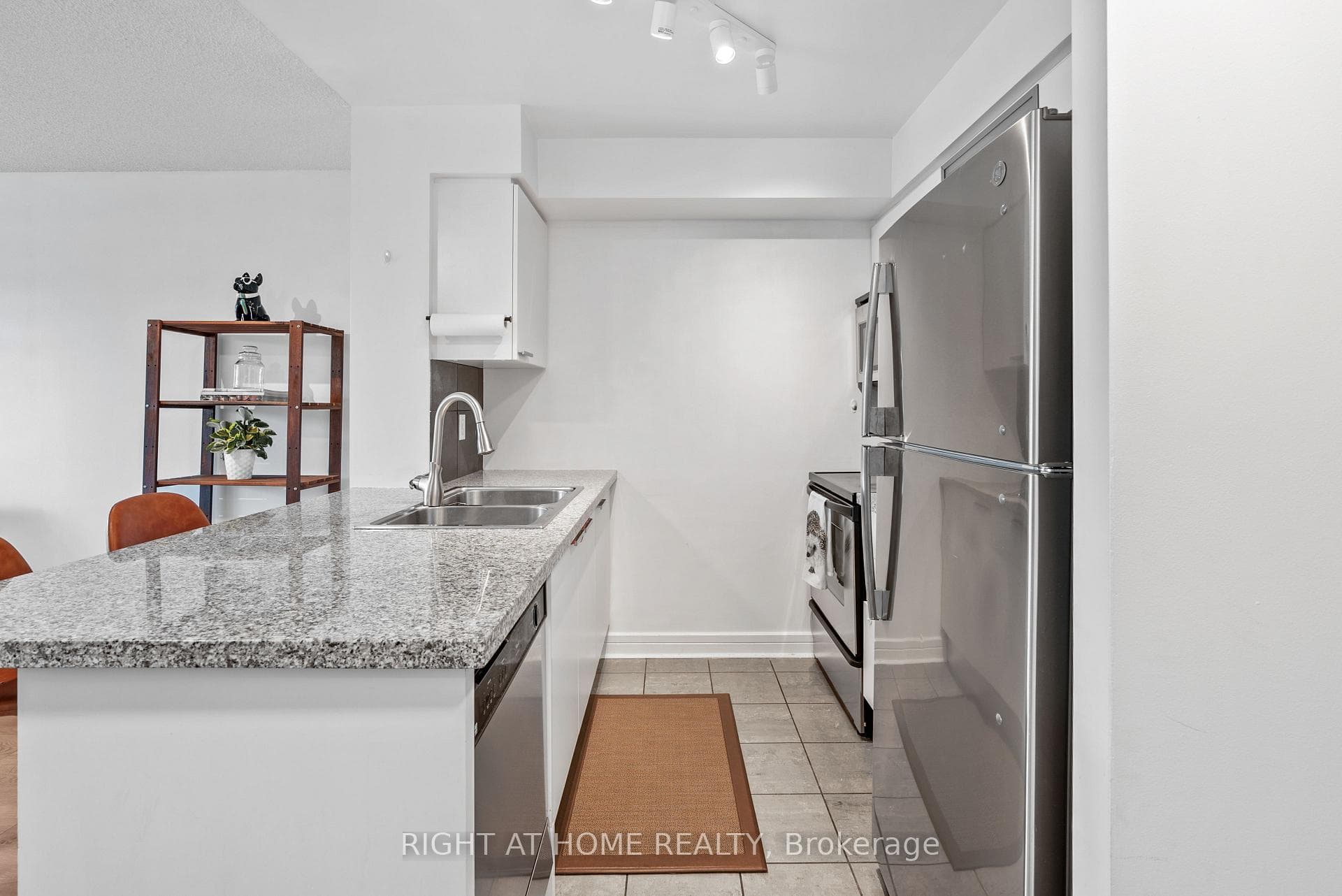 16 Harrison Garden Boulevard Unit 209 photo 4