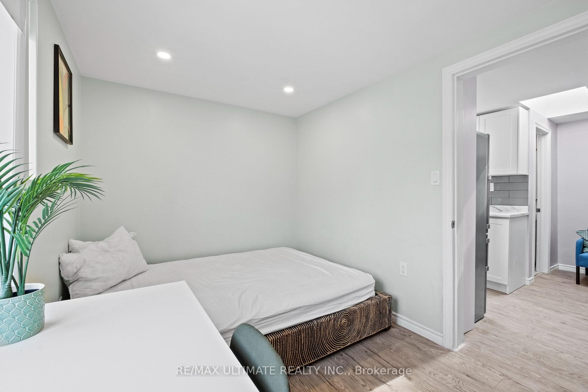 658 Dundas Street photo 27