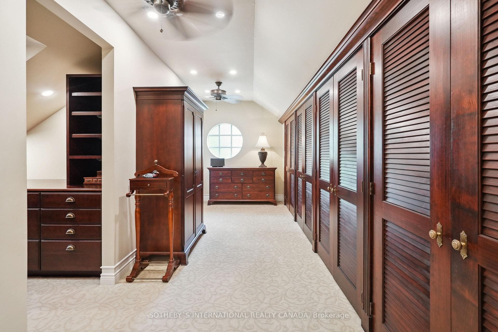 1662 Valley Close photo 22